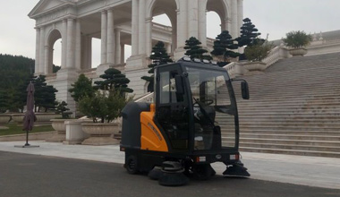 C185駕駛式掃地車服務于景區(qū)